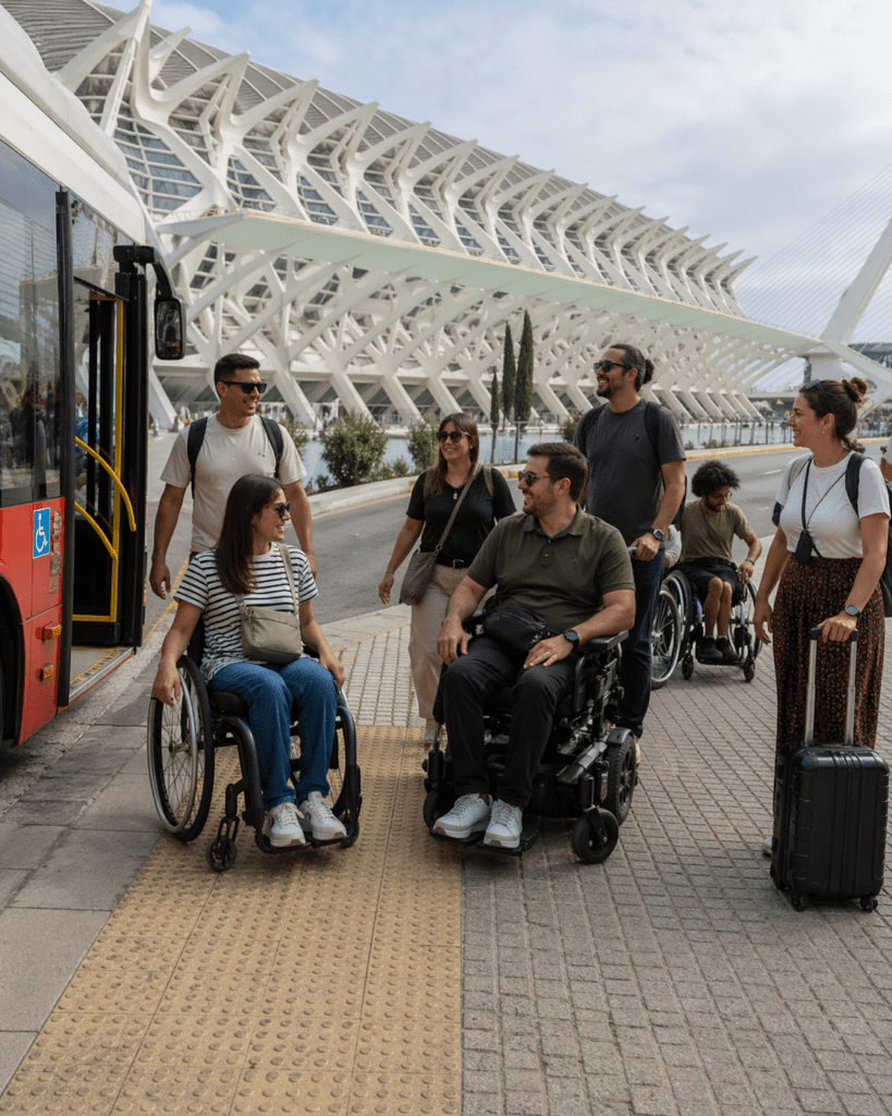 grupo de personas con discapacidad física subiendo a un autubús accesible en Valencia