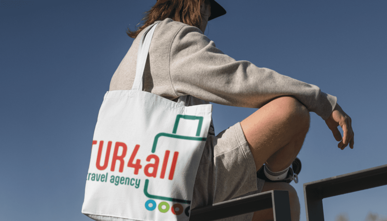 Un turista lleva una bolsa de TUR4all Travel
