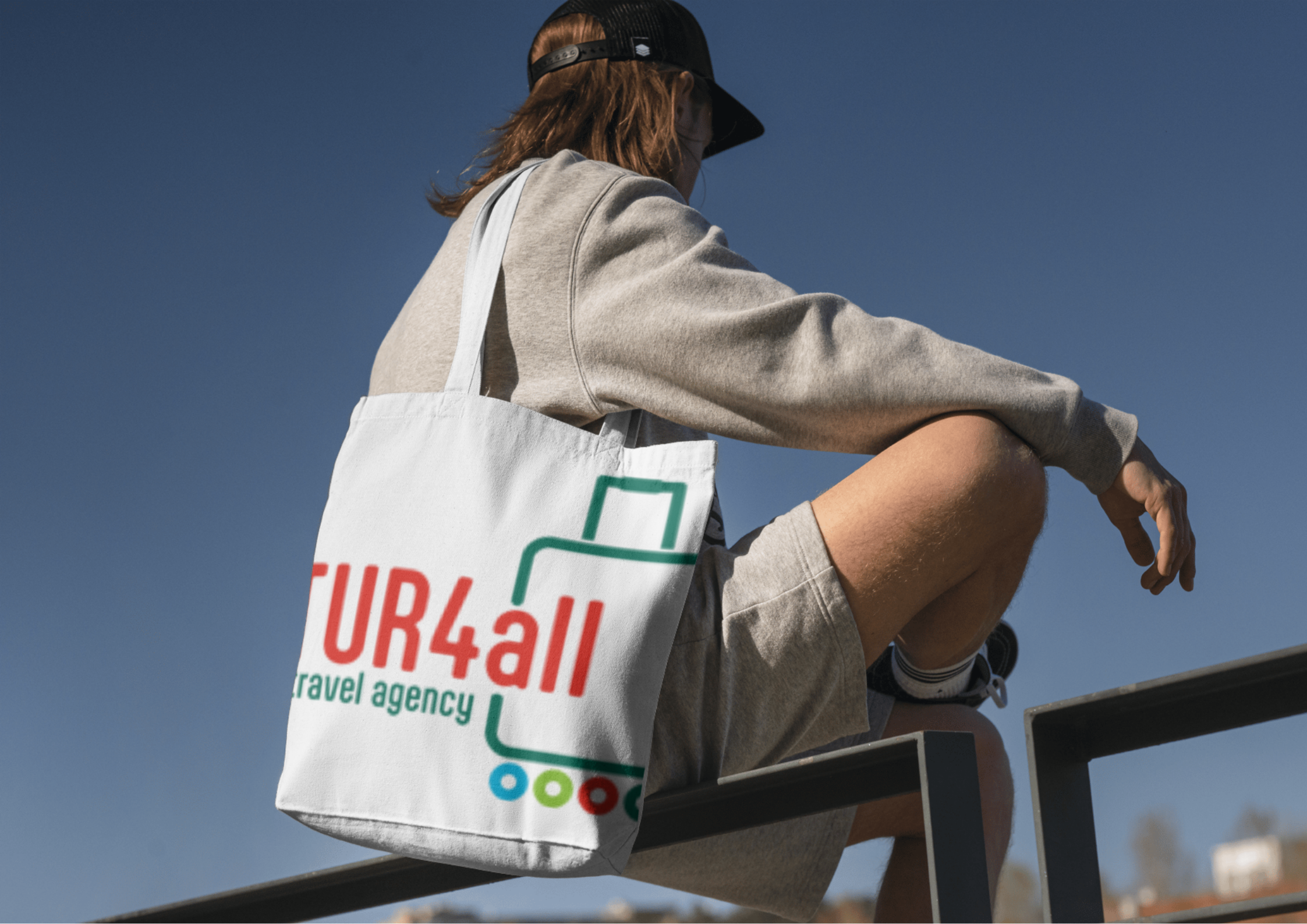 Un turista lleva una bolsa de TUR4all Travel