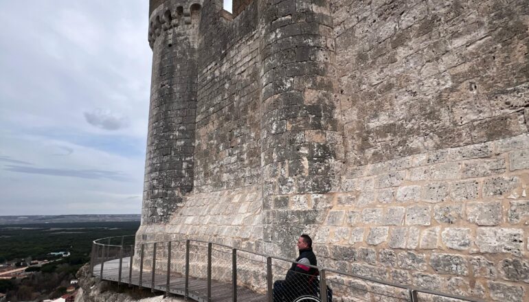 Accesibilidad del castillo de Peñafiel, con una persona en silla de ruedas en el mirador