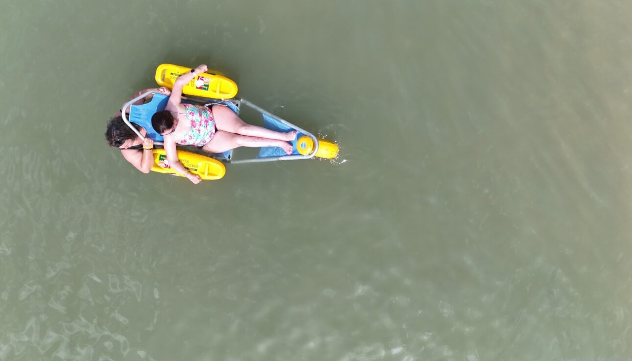 Assisted sea bathing with an amphibious wheelchair