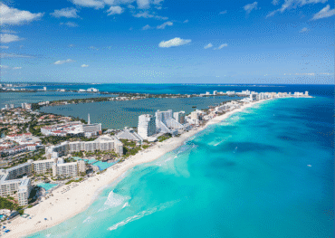 Vista aérea de la ciudad de Cancún con las playas y la zona hotelera.