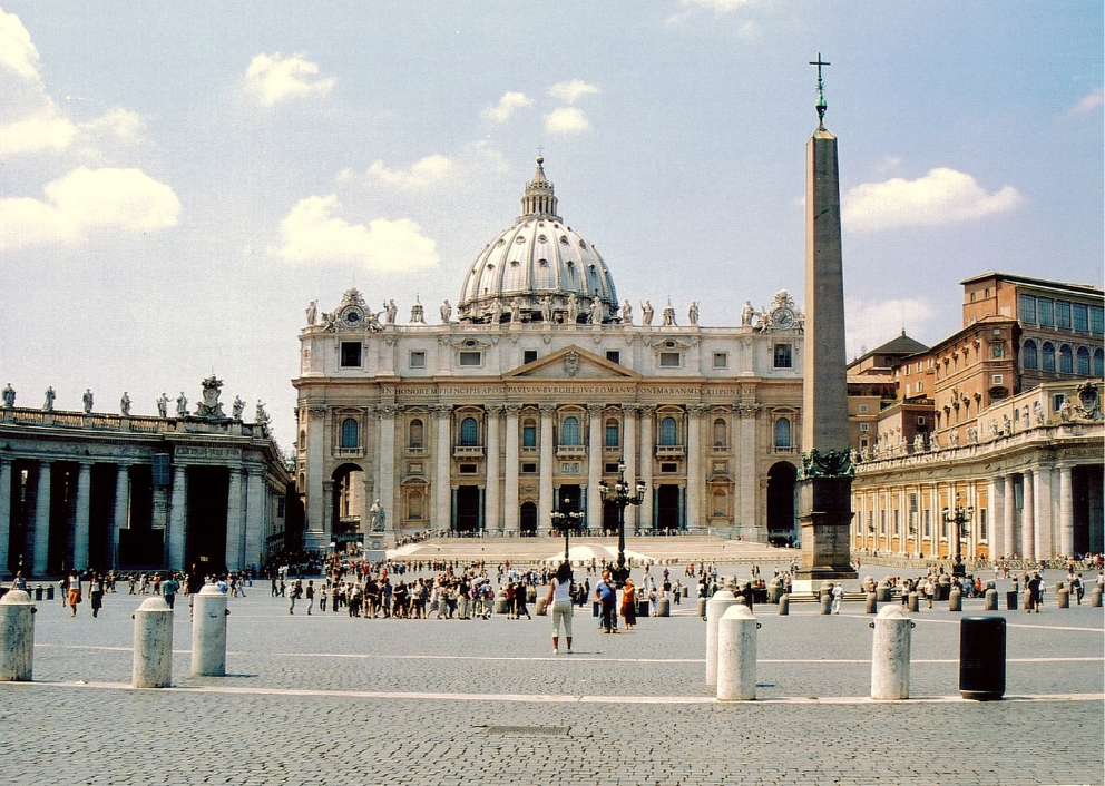 Vista de la Basílica de San Pedro desde la plaza.