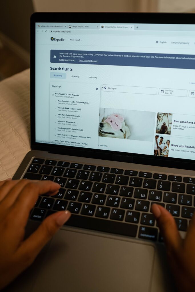 Persona buscando vuelos y planificando un viaje en una plataforma de reservas online.
